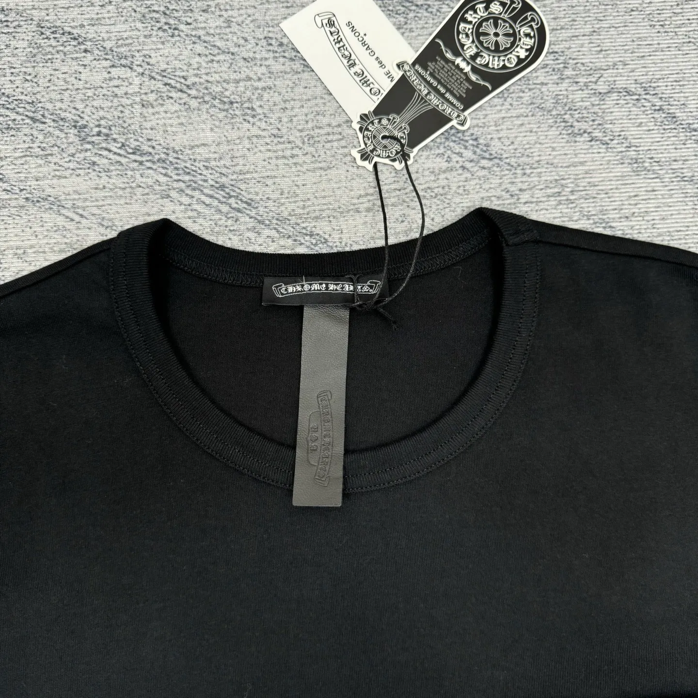 P270 Chrome Heart Chrome Heart's new Sanskrit embroidered letters limited-print long-sleeved SIZE S/M/L. Selected pure cotton fabric, washed at high temperature to shape before cutting. The finished product is washed softly. It feels skin-friendly and cotton-soft, with natural drape. There are Sanskrit prints on the collar, sleeves and arms, and chest pockets on the front. It is classic and elegant. Complete with three labels, the same style for men and women.